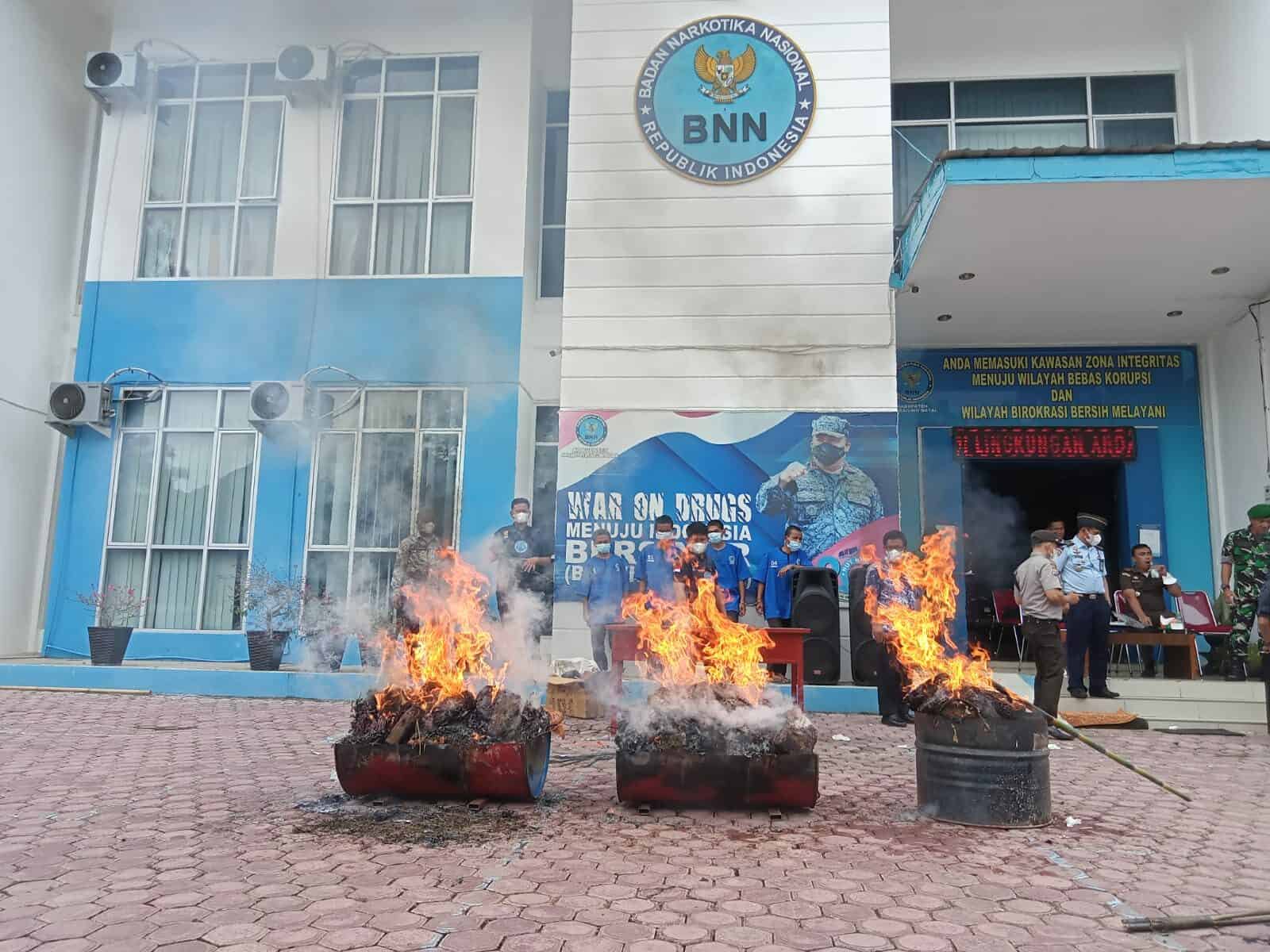 BNNK MANDAILING NATAL MUSNAHKAN BARANG BUKTI NARKOTIKA